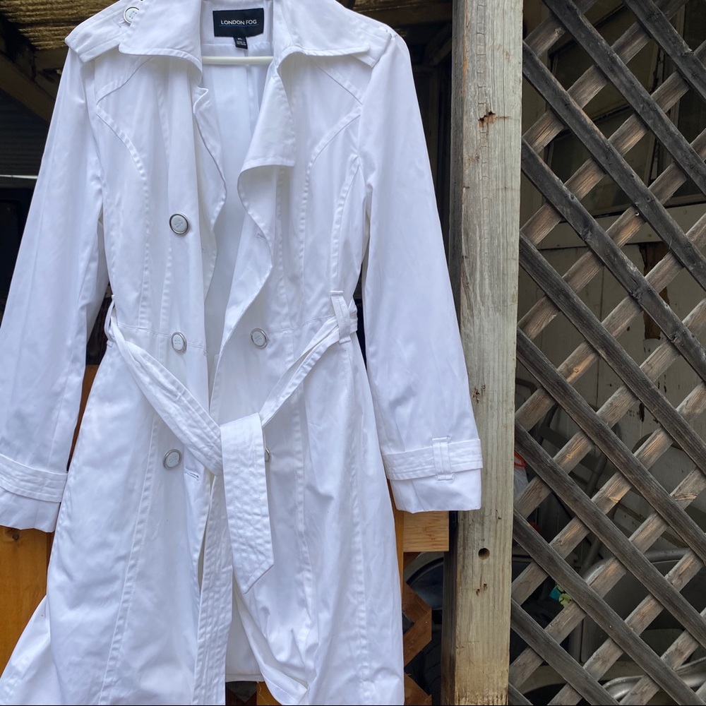 Gorgeous London fog white trench coat